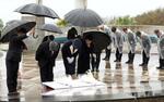 　「硫黄島島民平和祈念墓地公園」で拝礼される天皇、皇后両陛下＝７日午後、東京都小笠原村（代表撮影）