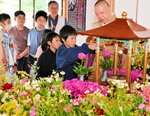 釈迦像に甘茶をかける子どもたち