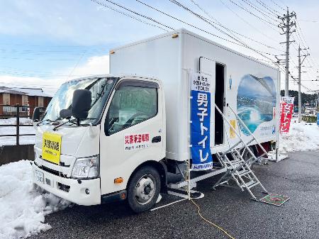 　能登半島地震の被災地に派遣された兵庫県南あわじ市のトイレカー＝２０２４年１月、石川県珠洲市（南あわじ市提供）