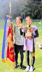 インターハイで優勝を果たし、顧問の村田教諭（左）と喜びを分かち合う内田＝北海道苫小牧市緑ケ丘公園庭球場