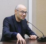 　報道陣の質問に答えるディープマインド最高経営責任者（ＣＥＯ）デミス・ハサビス氏＝１１月、東京都内
