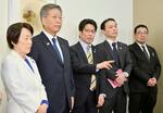 　訪米から帰国後、取材に応じる拉致被害者家族会代表の横田拓也さん（中央）と事務局長の飯塚耕一郎さん（右から２人目）ら＝４日午後、羽田空港