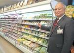 　食品スーパーの機能を兼ね備えた東京・神田の新型店を紹介するミニストップの藤本明裕社長＝１８日午前