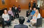 　岡山県庁で伊原木隆太知事（手前）と懇談する県内のウクライナ避難民ら＝２０日