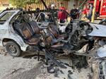 　５日、ガザ中部ヌセイラト難民キャンプで、イスラエル軍の攻撃を受け破壊された車両（ゲッティ＝共同）
