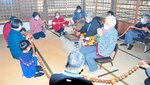 大数珠を回しながら念仏を唱える住民