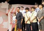 　取材に応じる「あっちこっち佐藤さん」のキャストと納谷真大さん（前列左端）＝札幌市（２０２４年５月）