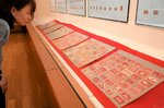 生き物や風景が緻密に描かれたマッチラベルが並ぶ会場