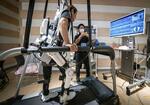 　ＨＡＬを装着し、モニターを見ながらトレーニングする末武洋一。「力を入れすぎては駄目。加減が難しい」＝２０２５年１月、茨城県つくば市のロボケアセンター（モニターの一部を画像加工しています、撮影・今里彰利）