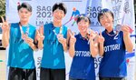 佐賀国スポ少年の部で３位入賞を果たした（左から）男子の徳山・小田井組と女子の横山・阿部組＝９月、佐賀県伊万里市イマリンビーチ