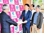 西村町長に要望書を手渡す福原代表（中央）ら＝３０日、新温泉町役場