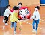 だるま運びに歓声を上げる子どもたち