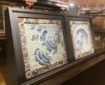 　祭り屋台に描かれた天井絵「怒濤図」。「男浪」（左）と「女浪」＝長野県小布施町の「北斎館」
