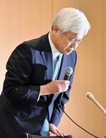 　記者会見で陳謝する日本郵便の千田哲也社長＝２３日午後、東京都千代田区