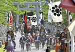 　相馬中村神社に集まった騎馬武者＝２５日午前、福島県相馬市