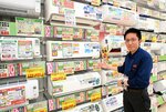 さまざまな機能がついたエアコンが並ぶ店内＝５月３０日、鳥取市古海のケーズデンキ鳥取本店
