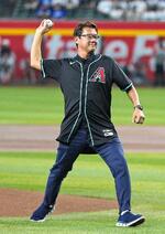 　ダイヤモンドバックスとドジャースの試合前に始球式を務める古田敦也氏＝フェニックス（共同）