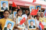 　１７日、カンボジアの首都プノンペンで、中国の習近平国家主席の車列を沿道で歓迎する市民ら（共同）