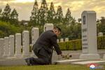 　玄哲海氏の墓に献花する北朝鮮の金正恩朝鮮労働党総書記＝１８日、平壌の新美里愛国烈士陵（朝鮮中央通信＝共同）