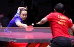 　女子シングルス準決勝で中国の孫穎莎（手前）と対戦する伊藤美誠＝ドーハ近郊（共同）