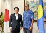 　写真に納まる福岡厚労相（左）とメトゥール人的資源・文化・観光・開発相＝５日、パラオ（厚労省提供、共同）
