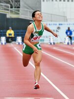 少年女子Ｂ１００メートル準決勝２組　自己ベストに届かず決勝進出を逃した前田さくら＝鹿児島市の白波スタジアム
