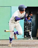 準々決勝・米子松蔭―高川学園　米子松蔭は九回無死一、二塁から中前が中越え２点適時二塁打を放ち、１点差に追い上げる＝岡山県の倉敷市営野球場