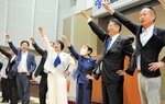 党勢拡大に向かって気勢を上げる湯原代表（右から２人目）ら＝２日、米子コンベンションセンター