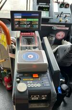 　ＩＣカードによるキャッシュレス決済機能付きの路線バス運賃箱＝東京都内