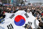 　韓国の尹錫悦大統領の罷免が決まり、盛り上がる不支持派の人たち＝４日、ソウル（共同）
