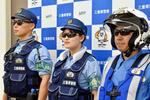 　サングラスをかけ、首元に冷却用品を着用した警察官＝三重県警本部