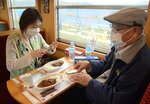 「若桜鉄道カレー」を楽しむ参加者ら＝２４日、若桜鉄道列車内