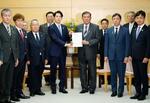 　北海道の鈴木直道知事（中央左）から北方領土返還促進に関する要望書を受け取る石破首相（同右）＝１３日午前、首相官邸