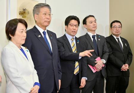 　訪米から帰国後、取材に応じる拉致被害者家族会代表の横田拓也さん（中央）と事務局長の飯塚耕一郎さん（右から２人目）ら＝４日午後、羽田空港