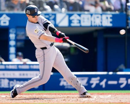 　３回巨人１死一、二塁、岡本が左中間に先制二塁打を放つ＝横浜