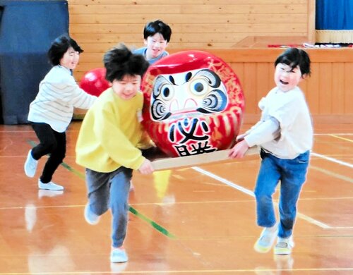 だるま運びに歓声を上げる子どもたち
