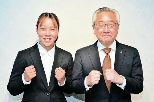 吉岡社長（右）とポーズを取る入江さん＝東京都内