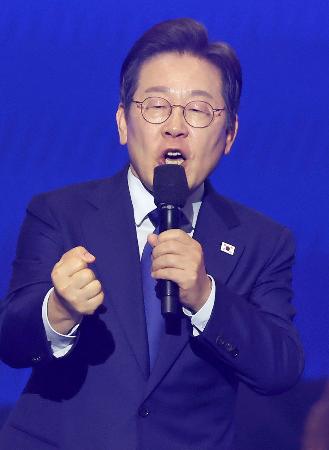 　韓国の最大野党「共に民主党」の公認候補に選出され、演説する李在明前代表＝２７日、ソウル郊外（聯合＝共同）