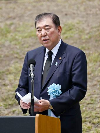　太平洋戦争末期に激戦地となった硫黄島で営まれた日米合同慰霊式で、追悼の言葉を述べる石破首相＝２９日午前、東京都小笠原村（代表撮影）