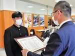 最優秀賞の賞状を受け取る清水さん（左）