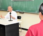 生徒が取り組む地域活動について助言する保母氏（左）＝１５日、香美町村岡区の村岡高