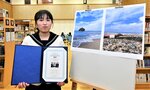 「風景を撮るのが好き」と受賞を喜ぶ高木さん＝５日、鳥取市国府町新通り３丁目の青翔開智高