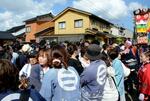 　「でか山」を引く体験をする曳山体験ツアーの参加者＝４日午後、石川県七尾市