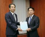 　江藤前農相（左）から引き継ぎを受ける小泉農相＝２２日午後、農水省
