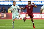 　サッカーの南米選手権１次リーグＢ組第２戦でメキシコ選手とボールを競り合うベネズエラのオソリオ（右）＝２６日、イングルウッド（ＵＳＡトゥデー・ロイター＝共同）