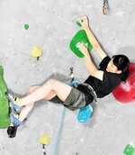 成年女子リード予選　力を込めて壁面を登る高田こころ＝鹿児島県南さつま市加世田特設会場