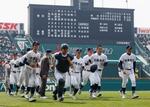 　横浜に敗れ、引き揚げる沖縄尚学ナイン＝甲子園