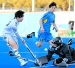 男子準決勝・八頭－伊吹　八頭は第３クオーター７分、相手ＧＫの接触を受けた林（左）がＰＳを獲得する＝川崎重工ホッケースタジアム