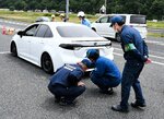 不正改造や整備不良の有無を確認する鳥取運輸支局の職員ら＝６日、鳥取市円通寺