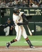 　１０回巨人２死二塁、若林が左越えにサヨナラ打を放つ＝東京ドーム
